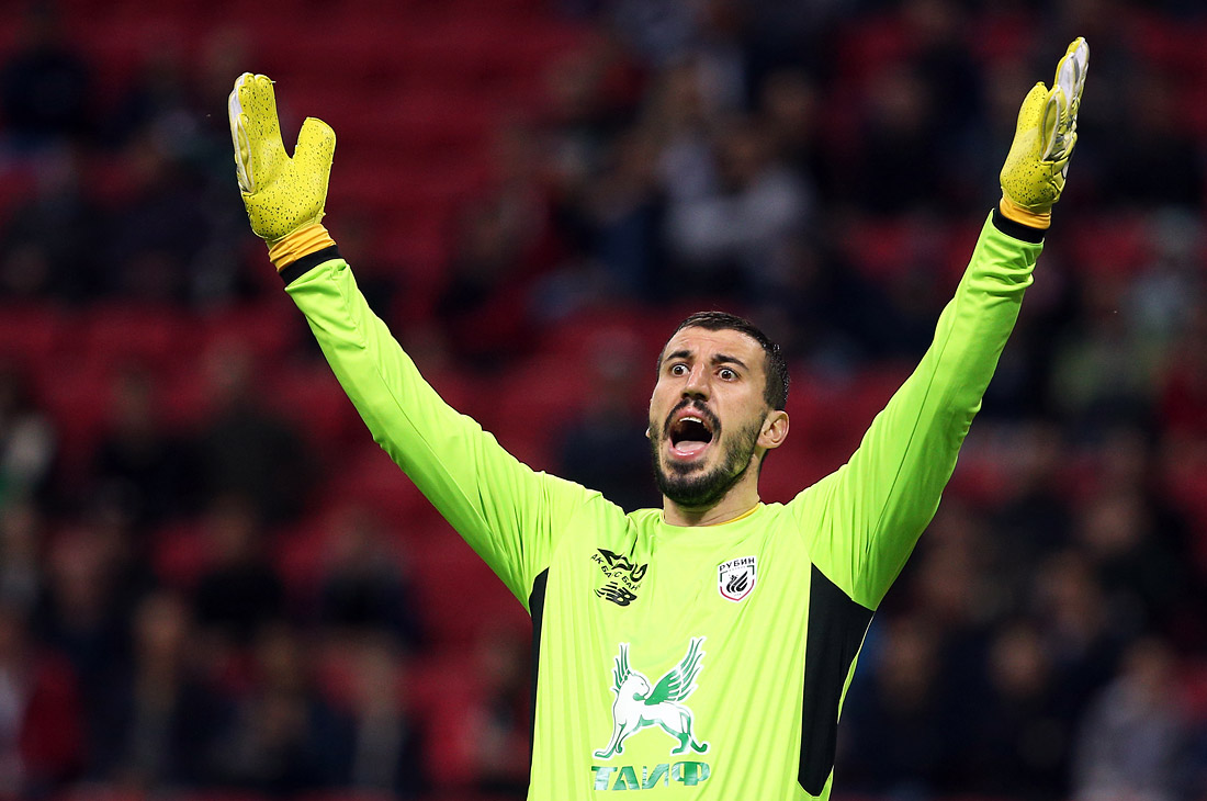 Вратарь Сослан Джанаев ("Рубин")