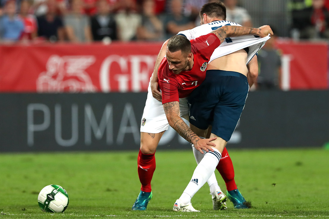 Противостояние австрийца Марко Арнаутовича (в красном) и россиянина Владимира Граната (в белом)