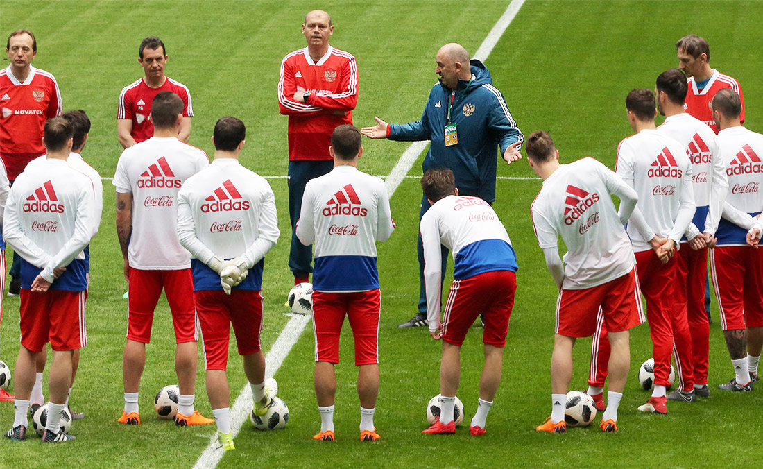 Главный тренер сборной России по футболу Станислав Черчесов (в центре на втором плане)