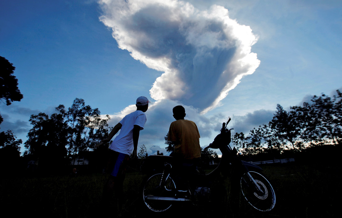Извержение вулкана Мерапи произошло на индонезийском острове Ява. Мерапи - самый активный вулкан на территории Индонезии. Последнее крупное извержение вулкана в 2010 году унесло жизни 347 человек.
