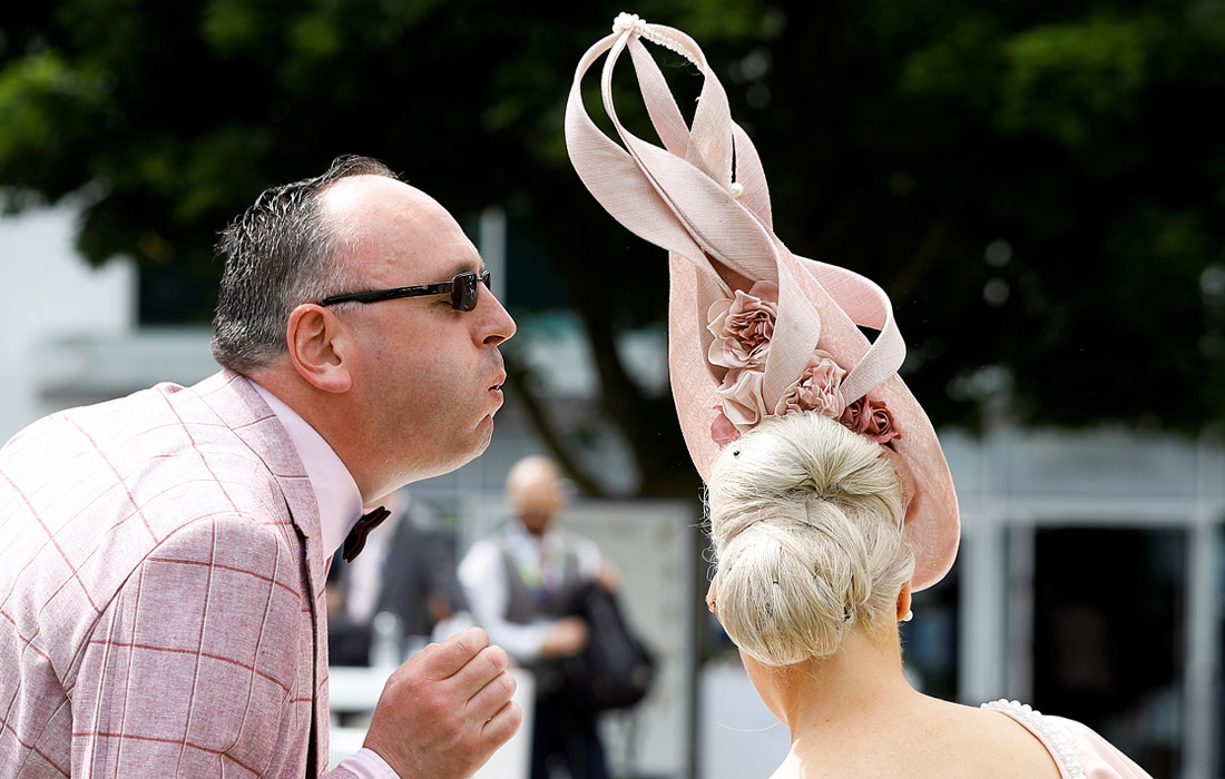 Традиционный женский день на скачках Epsom Derby в Великобритании