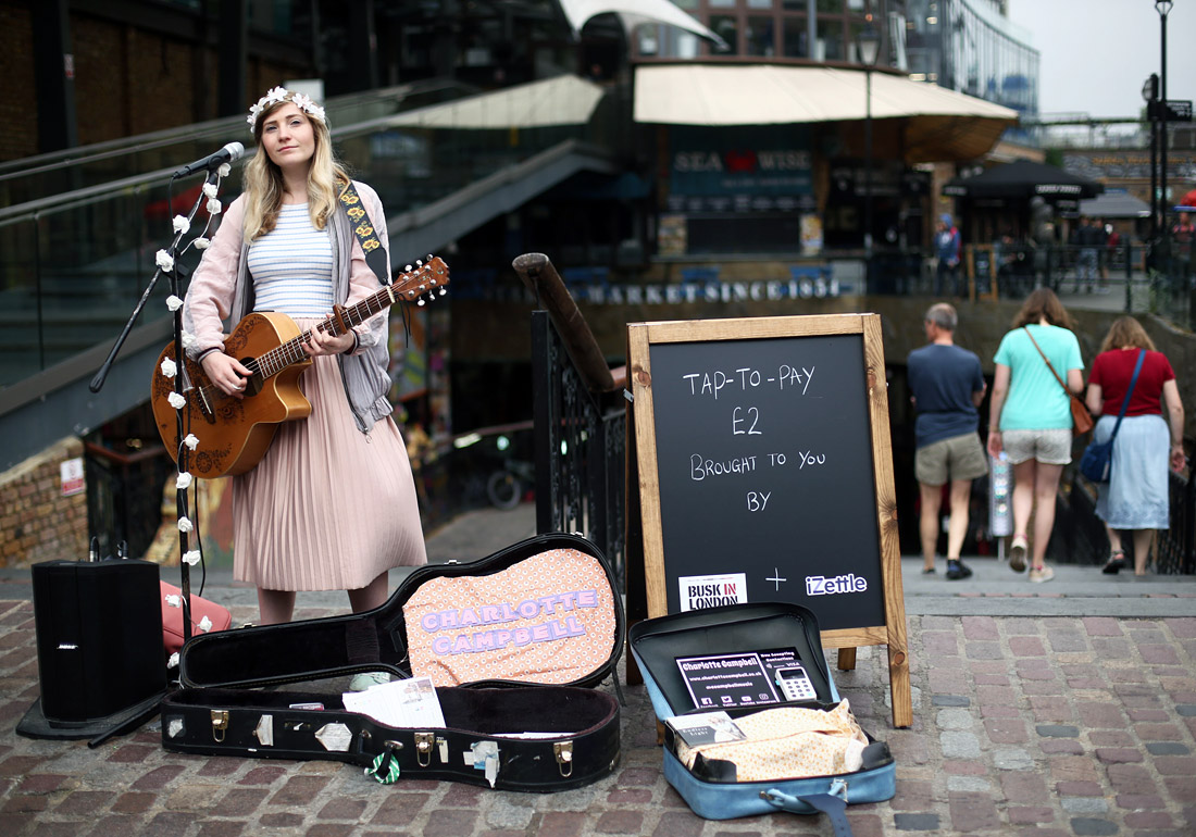 В Лондоне впервые в мире запустили систему бесконтактной оплаты для уличных музыкантов