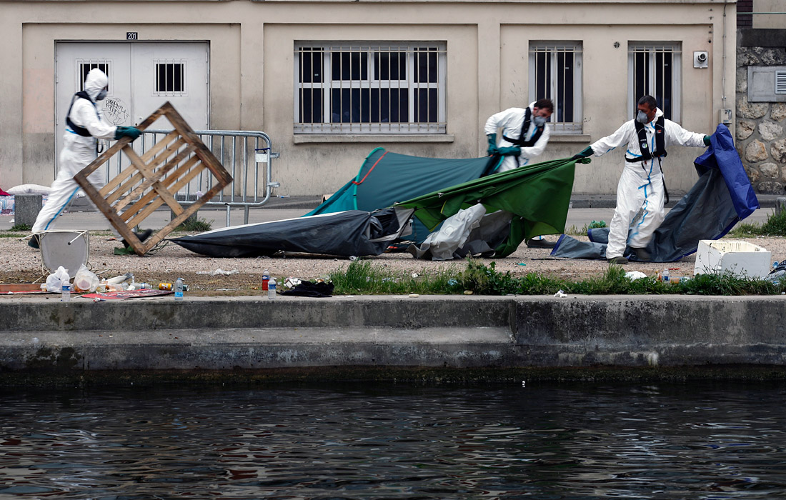 В Париже продолжается эвакуация палаточного лагеря мигрантов Millenaire, в котором проживали свыше 1,5 тыс. человек