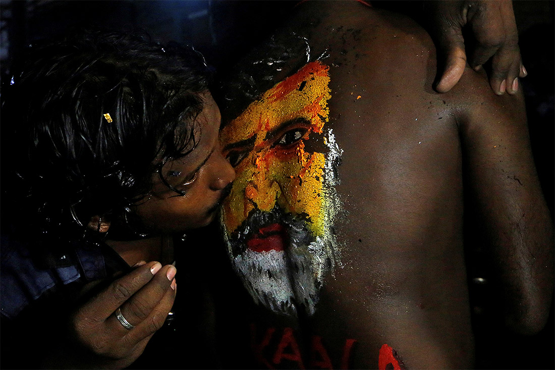 В Индии выходит новый фильм с Раджникантом, в честь премьеры поклонники творчества артиста рисуют на своих спинах его портреты, а потом целуют их. Такая любовь к кино.