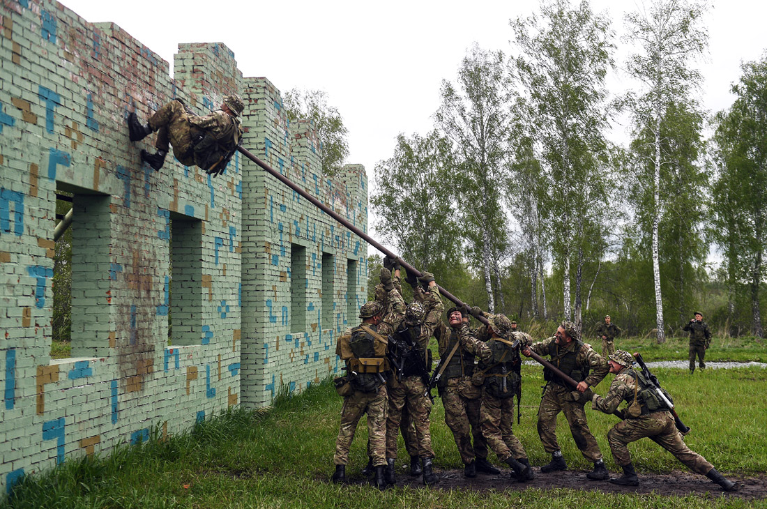Российские военнослужащие во время прохождения этапа "Тропа разведчика" всеармейского конкурса "Отличники войсковой разведки" на полигоне "Кольцово"
