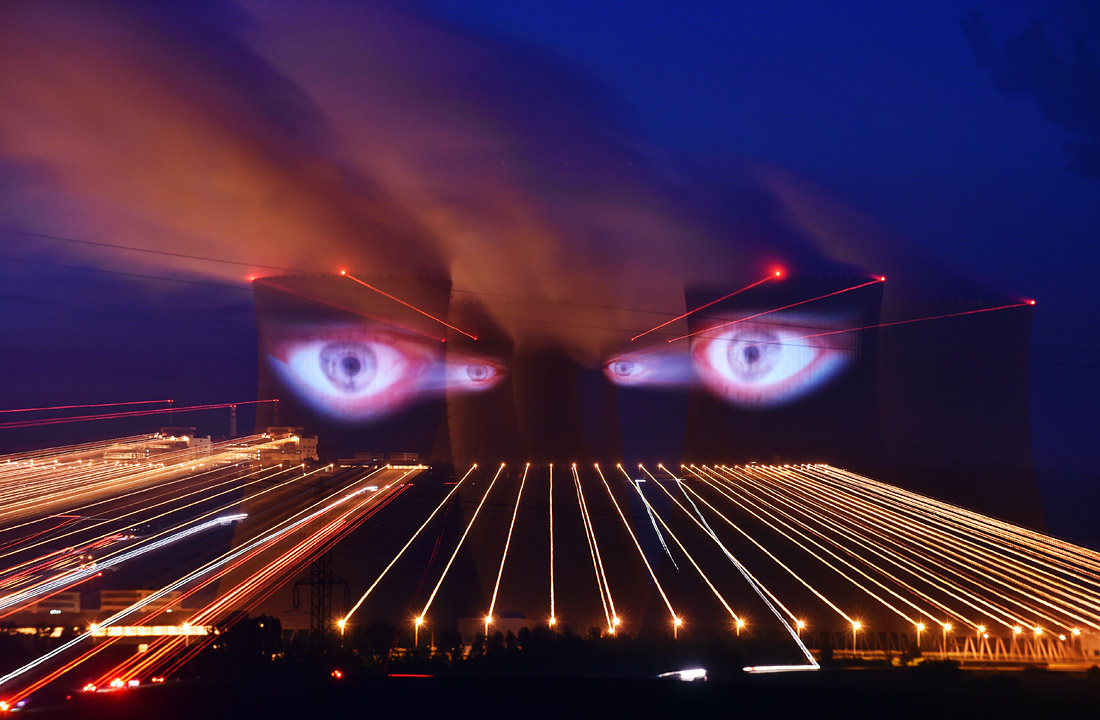 Видеоинсталляция чешского художника Милана Каиса Big Night Watchman на градирнях АЭС Темелин в Чехии