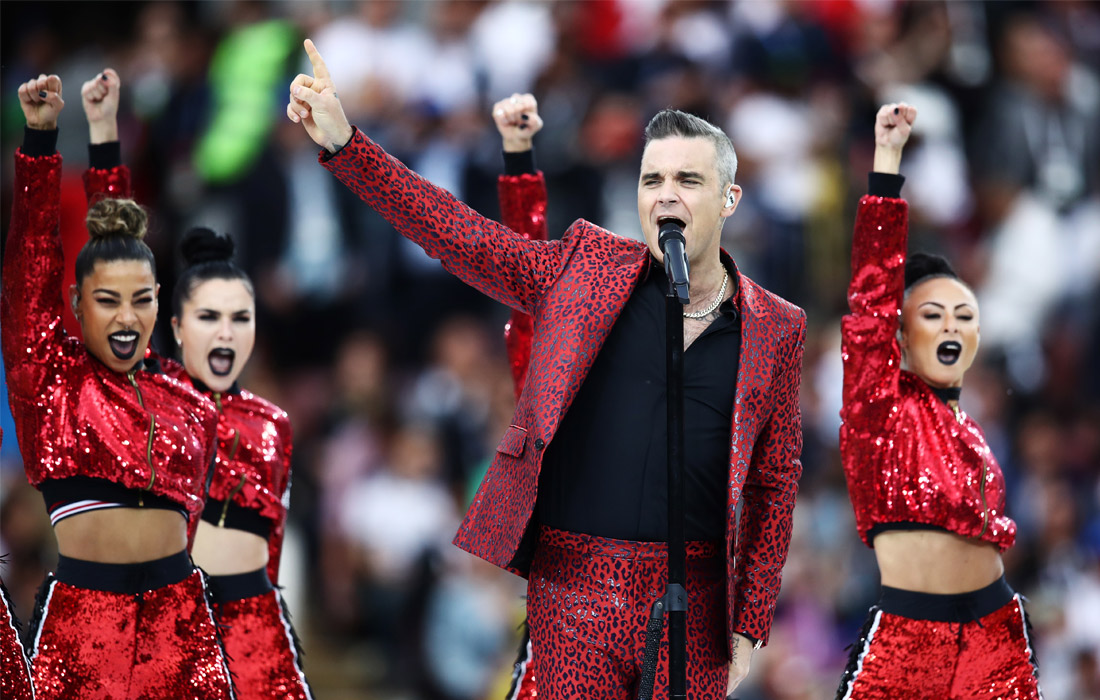 Выступление Робби Уильямса на открытии чемпионата мира по футболу на московском стадионе "Лужники"