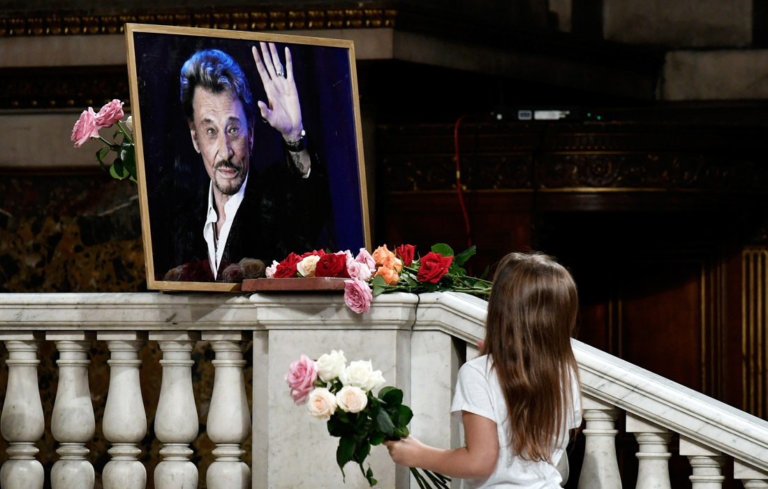 Сотни поклонников знаменитого французского певца Джонни Холлидея собрались в Париже в церкви Мадлен, чтобы отметить 75-ю годовщину со дня его рождения. Легендарный музыкант умер 6 декабря 2017 года в возрасте 74 лет.