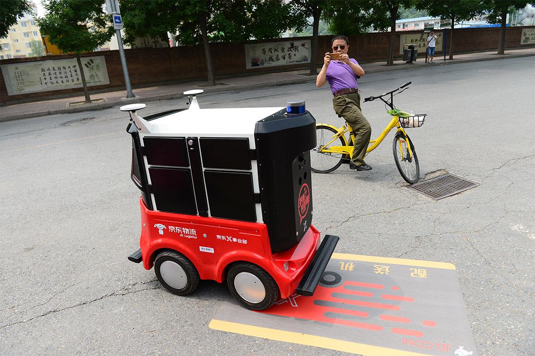 Роботы-доставщики посылок с сайта jd.com колесят по дорогам Пекина