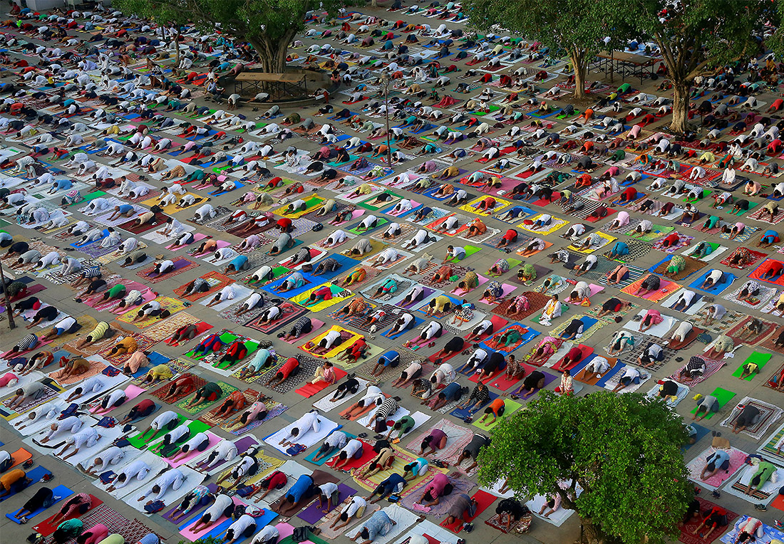 Индия встречает Международный день йоги масштабными уличными практиками