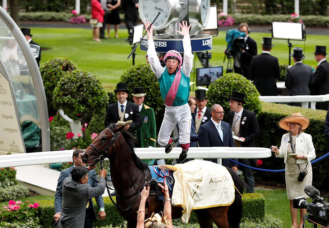 В Англии снова проходят скачки Royal Ascot. Как всегда тут соберется весь высший свет, самые сумасшедшие шляпки и сотни тысяч зрителей, фото которых будут потом еще несколько дней будоражить интернет.
