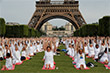 В Париже День йоги встретили чуть раньше - 17 июня
