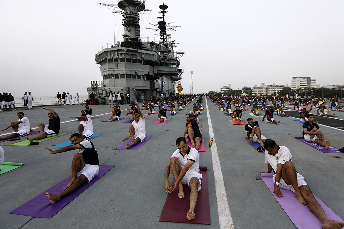 День йоги на палубе индийского авианосца "Вираат"