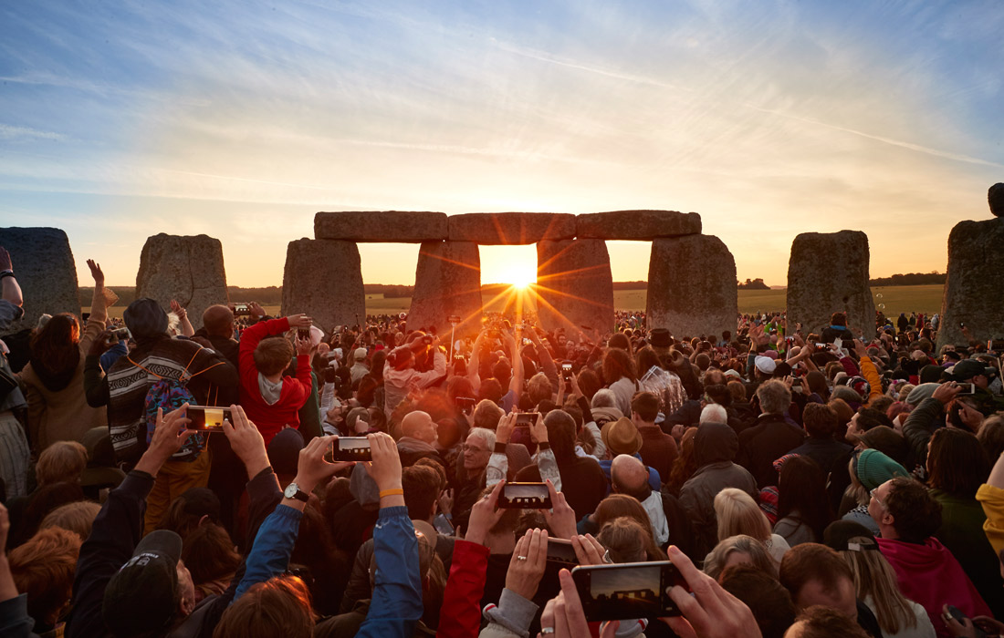 На территории Стоунхенджа, знаменитого археологического памятника, находящегося в 130 км к юго-западу от Лондона, отметили День летнего солнцестояния