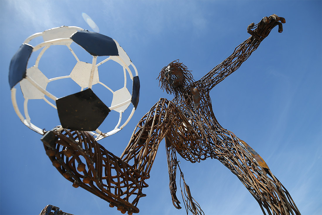 Фигуру футболиста из использованного металлолома создали рабочие одной из казанских баз по переработке бетонных отходов