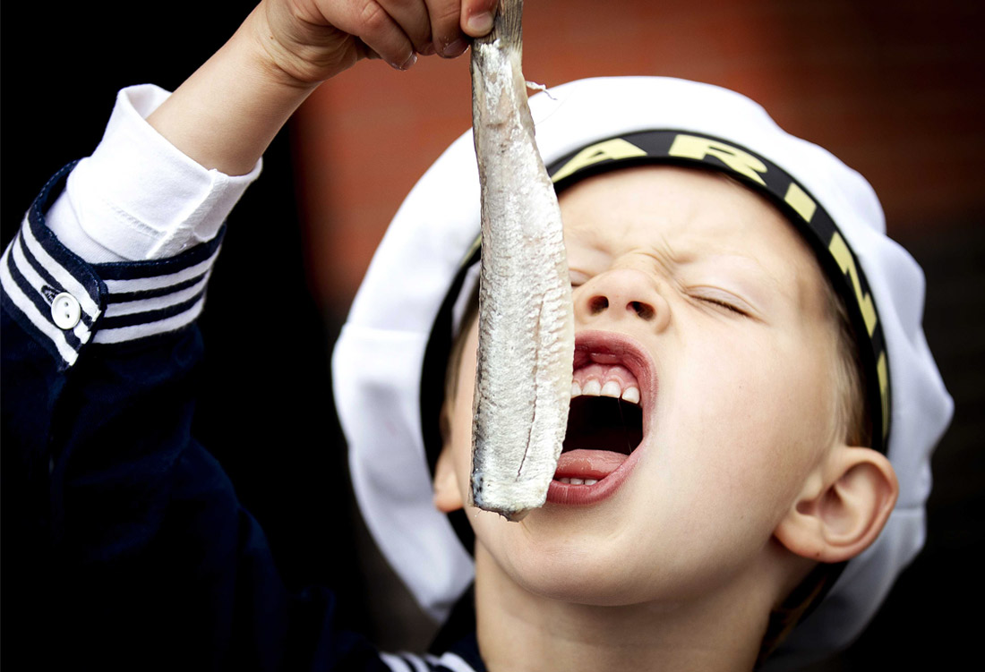Во время ежегодного праздника селедки в приморском районе Гааги, Нидерланды
