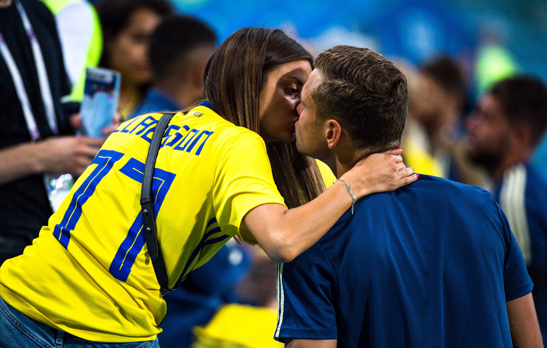 Игрок сборной Швеции Виктор Клаэссон с подругой Юлией Седеркранц на матче группового этапа чемпионата мира по футболу между сборными командами Германии и Швеции