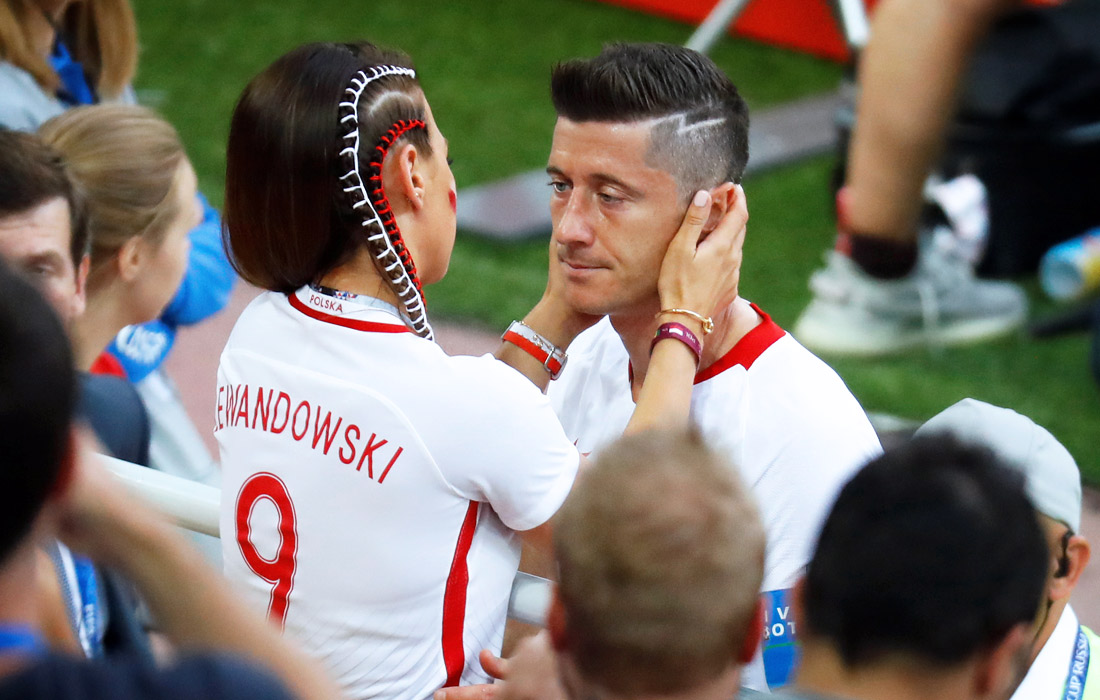 Супруга польского футболиста Роберта Левандовски Анна поддерживает мужа после поражения от Сенегала