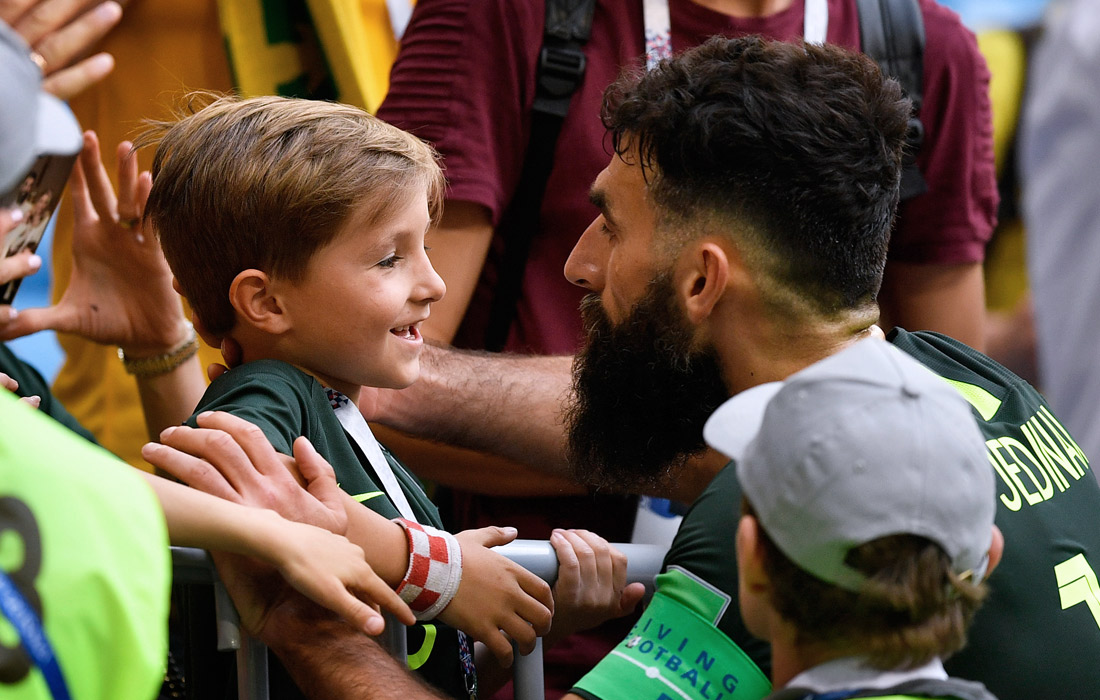 Австралийский футболист Миле Единак с сыном Андре