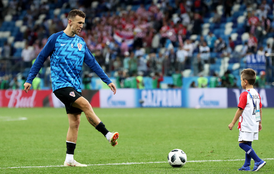 Игрок сборной Хорватии Иван Перишич с сыном после матча между Аргентиной и Хорватией