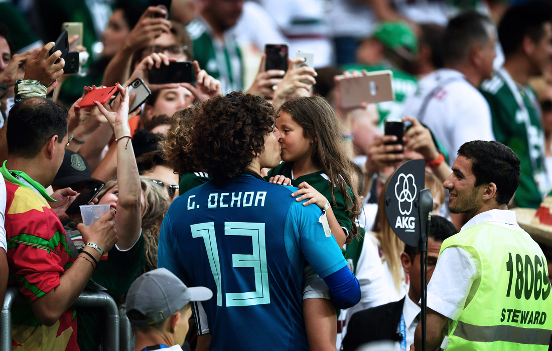 Вратарь сборной Мексики по футболу Гильермо Очоа с дочерью празднует победу над сборной Южной Кореи