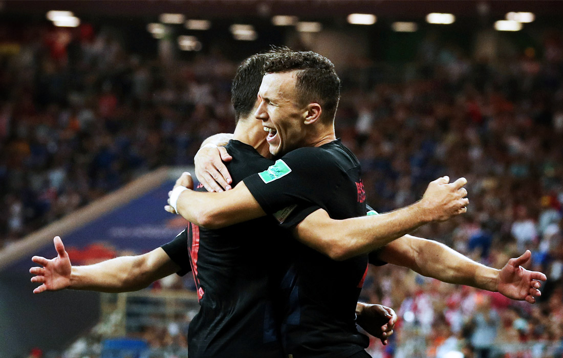 Хорватские футболисты Иван Перишич и Йосип Пиварич празднуют гол в матче чемпионата мира против Исландии