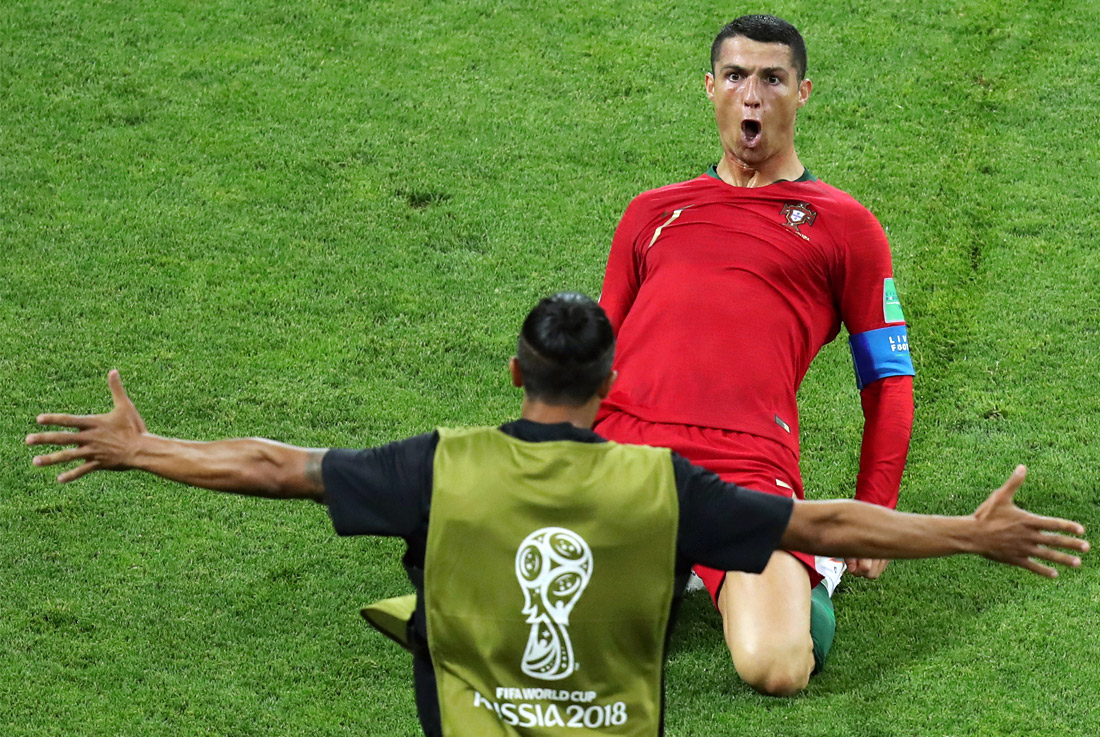 Нападающий сборной Португалии Криштиану Роналду празднует второй гол в ворота Испании