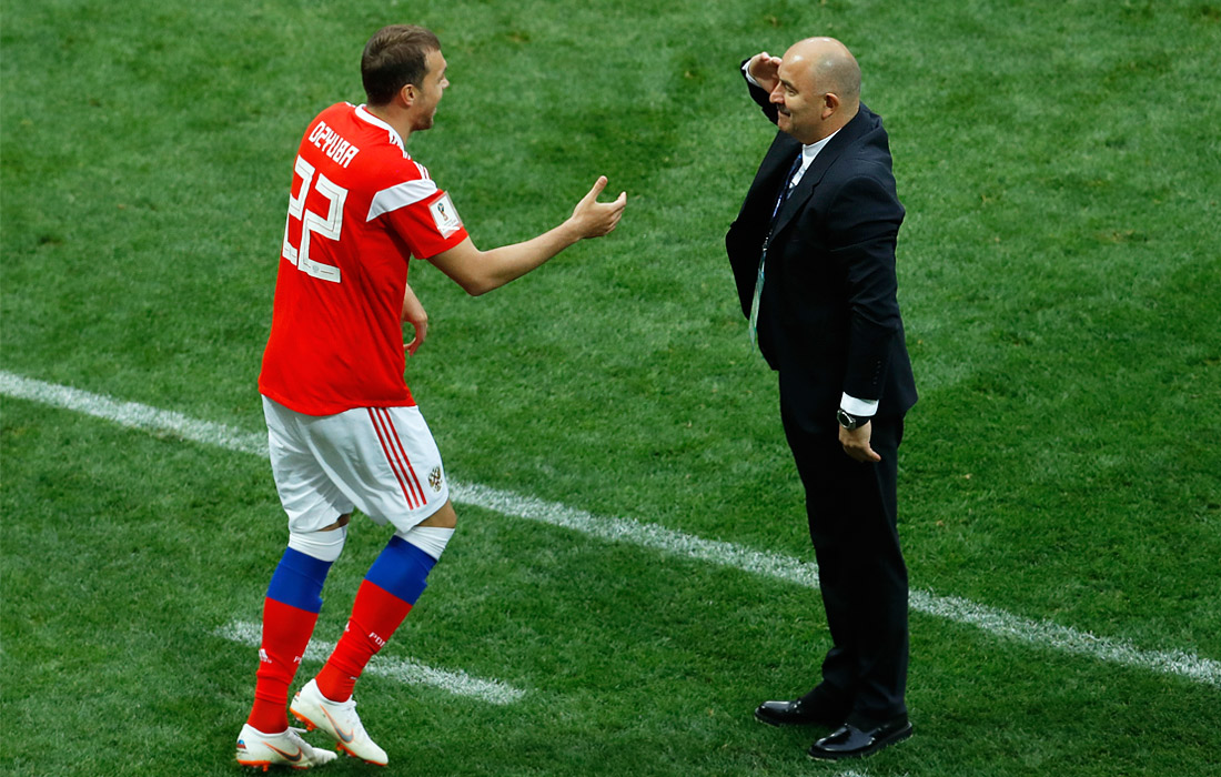 Главный тренер сборной России Станислав Черчесов отдает честь нападающему Артему Дзюбе после третьего мяча в ворота сборной Саудовской Аравии