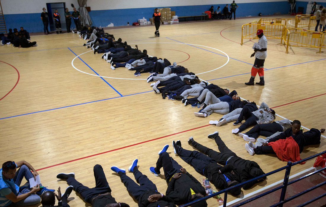 Нелегальные мигранты, спасенные в Гибралтарском проливе, размещены в центре временного содержания в испанском Барбате