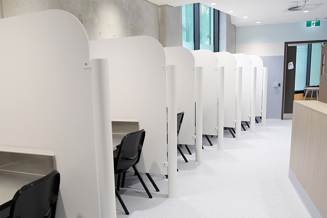 В Мельбурне в пилотном режиме открыли чистую и удобную "комнату инъекций" для наркозависимых. Предлагающая более безопасные условия и медицинское наблюдение комната в ближайшие два года должна снизить уличную смертность среди наркоманов.