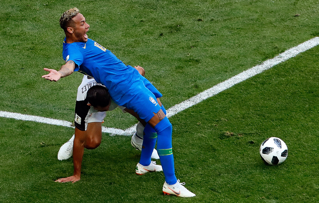 Бразильский футболист Неймар и защитник сборной Коста-Рики Джанкарло Гонсалес