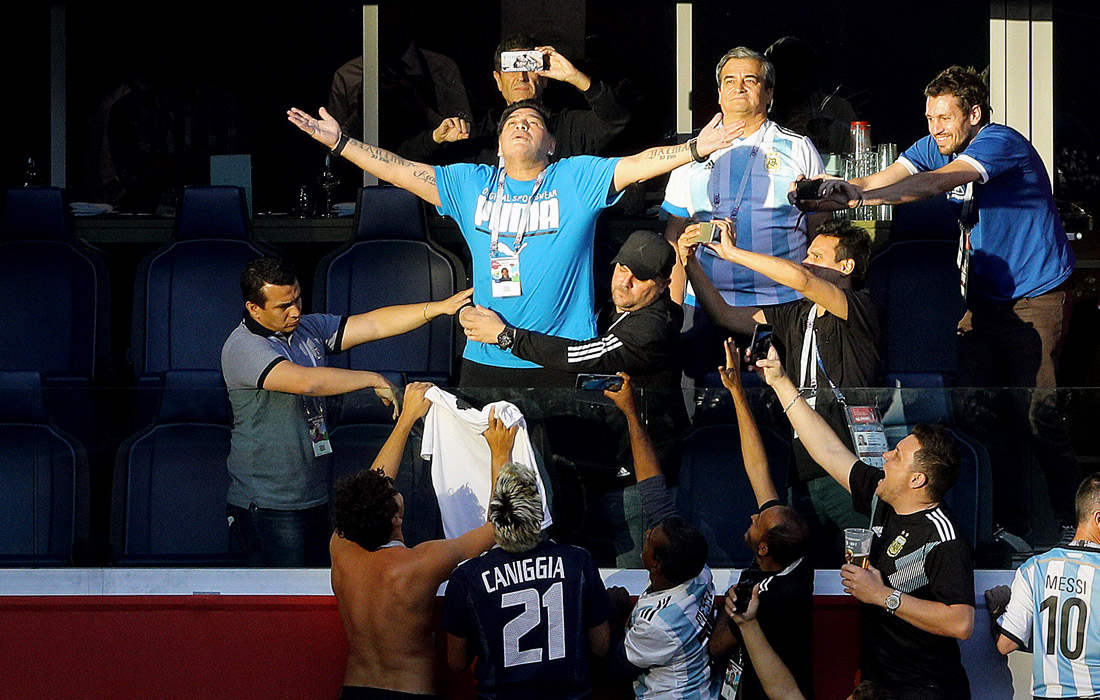 Легендарный футболист Диего Марадона на трибуне стадиона в Санкт-Петербурге во время матча между сборными Аргентины и Нигерии