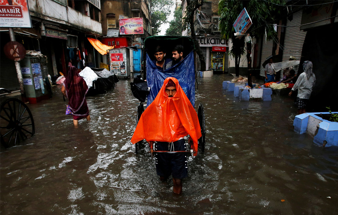 Рикша на затопленной улице Калькутты, Индия