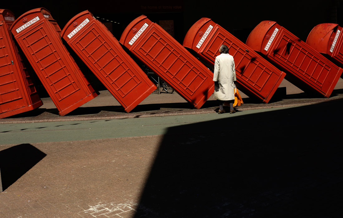 Инсталляция из телефонных будок 1989 года британского художника Дэвида Мэча в Кингстоне