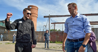 Олег Навальный вышел из колонии