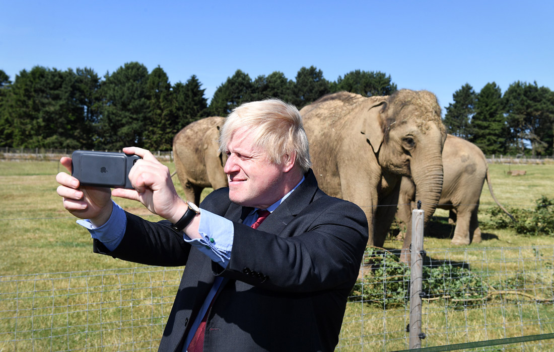 Глава МИД Великобритании Борис Джонсон посетил Уипснейдский зоопарк