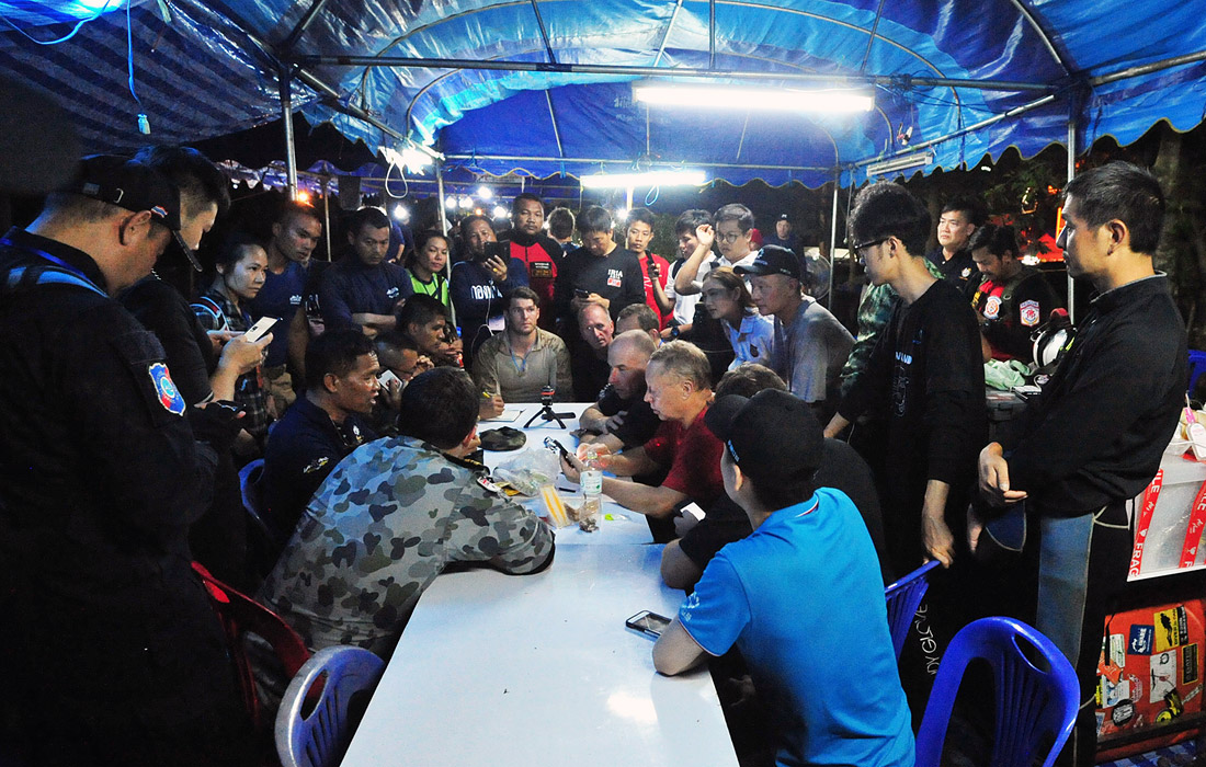 Международная команда добровольцев-спасателей у пещеры Кхао Луанг, где 23 июня из-за сильного ливня потерялась футбольная команда из 12 школьников