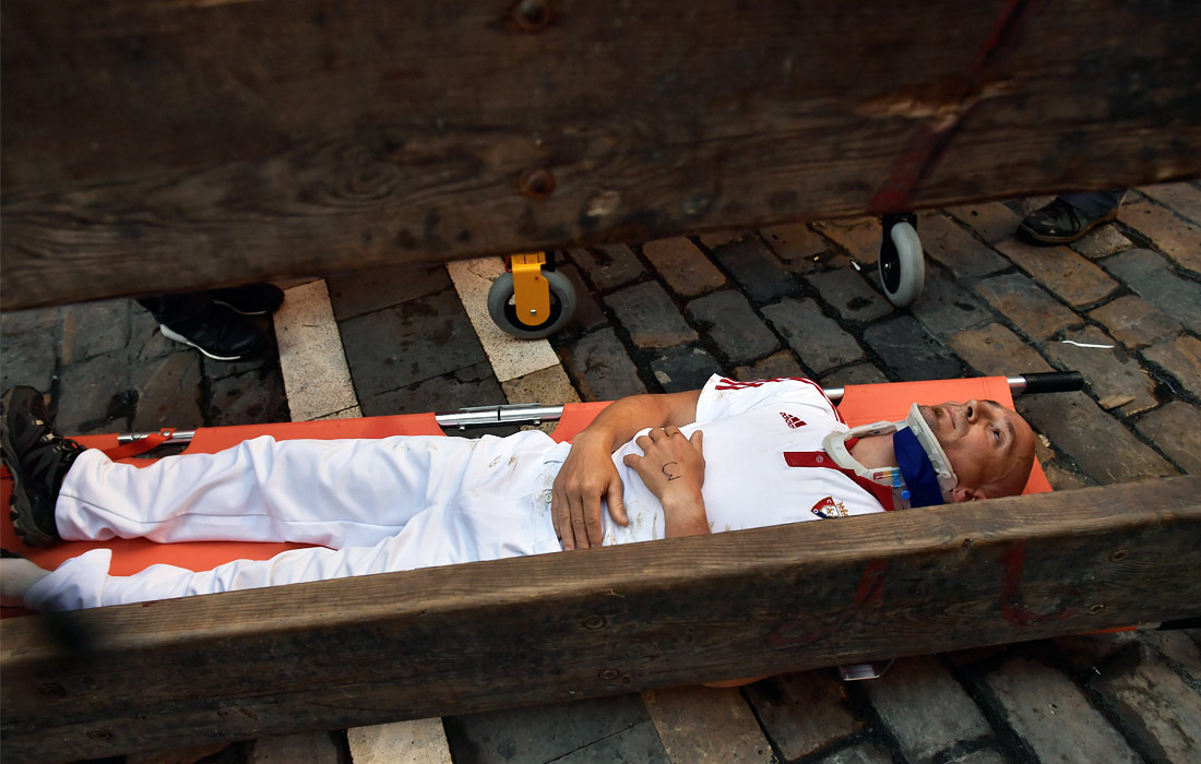 Как правило, ни один из забегов с быками не обходится без пострадавших, десятки человек оказываются в больницах. Иногда травмы, нанесенные быками, становятся смертельными.