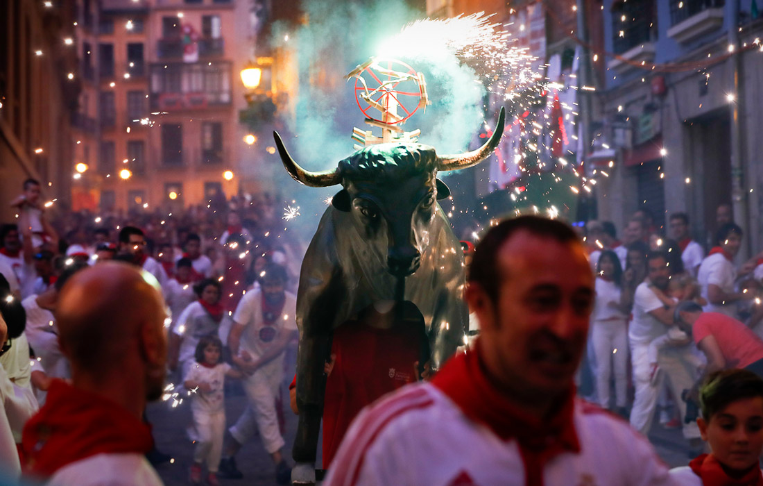 Кроме бега быков на празднике проходят музыкальные фестивали, карнавалы, костюмированные представления и выступления уличных артистов