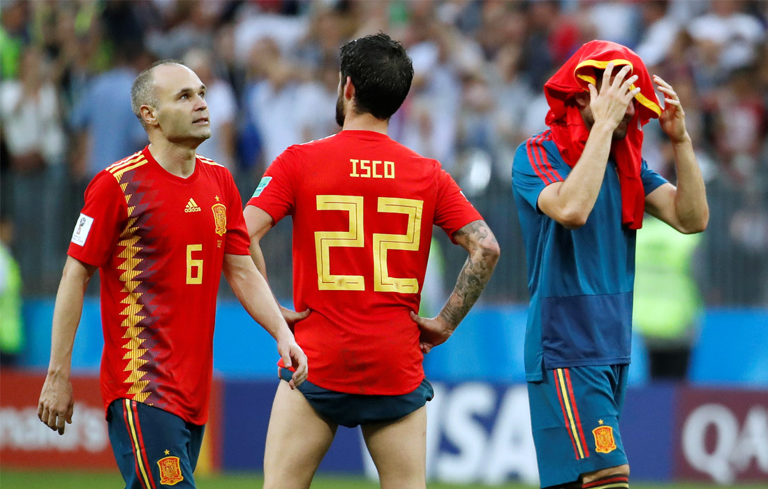 Испанцы Андрес Иньеста, Иско и Начо после проигрыша России