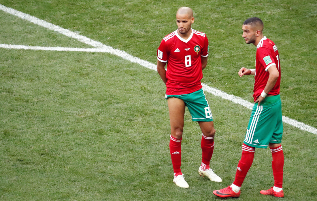 Игроки сборной Марокко Карим Эль-Ахмади (слева) и Хаким Зийех