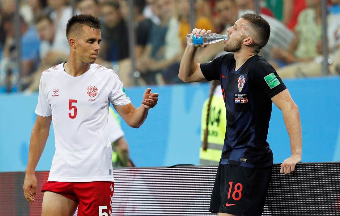 Датский футболист Йонас Кнудсен (слева) и нападающий сборной Хорватии  Анте Ребич