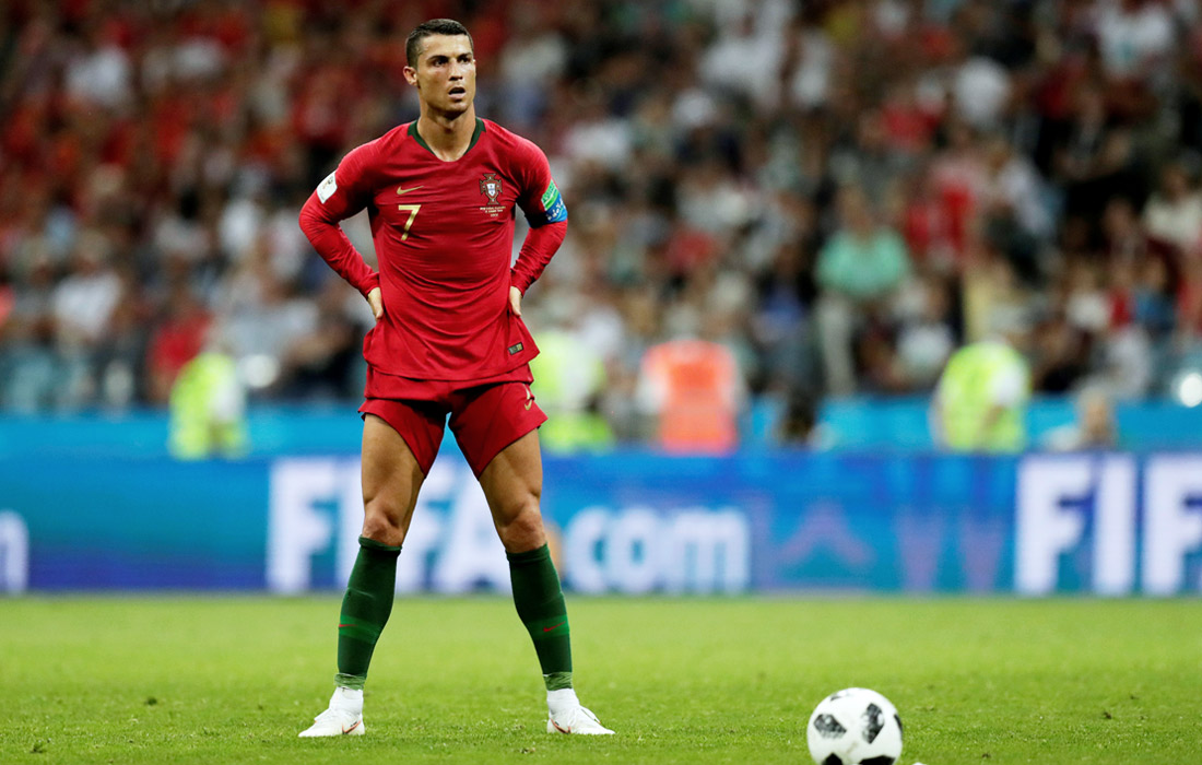 Португальский футболист Криштиану Роналду во время матча с Испанией