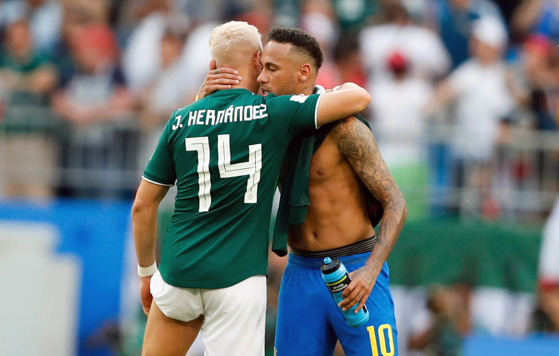 Форвард сборной Мексики Хавьер Эрнандес и нападающий сборной Бразилии Неймар после матча
