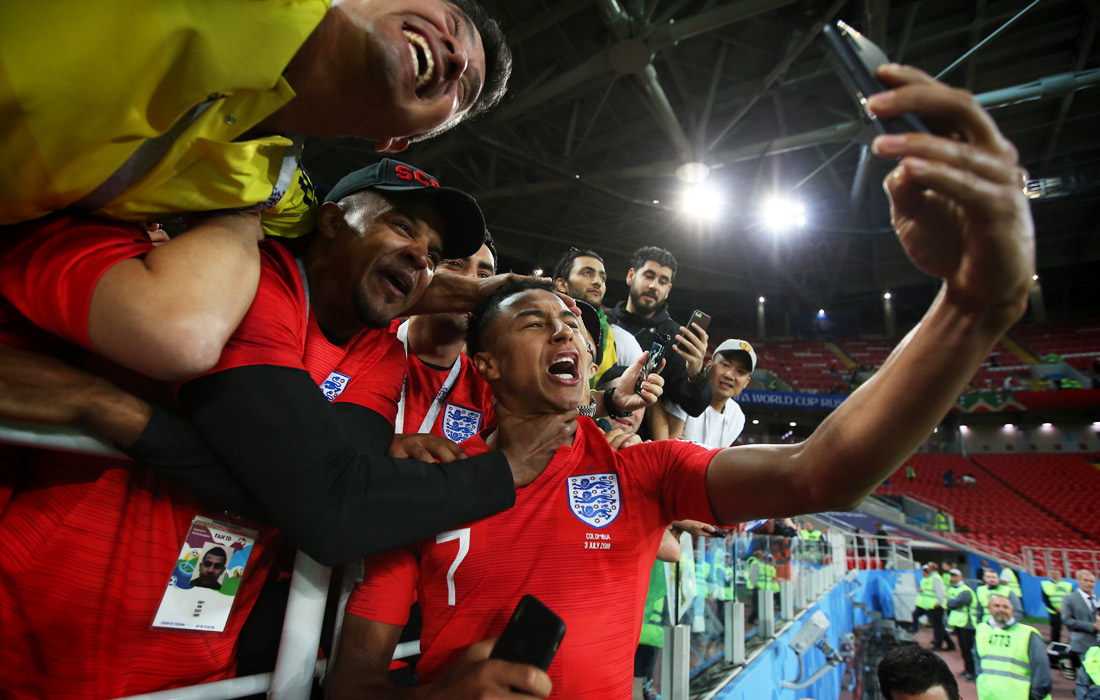 Полузащитник сборной Англии Джесси Лингард делает селфи с болельщиками на стадионе "Спартак" в Москве после матча 1/8 финала с Колумбией (англичане переиграли соперника в серии пенальти)