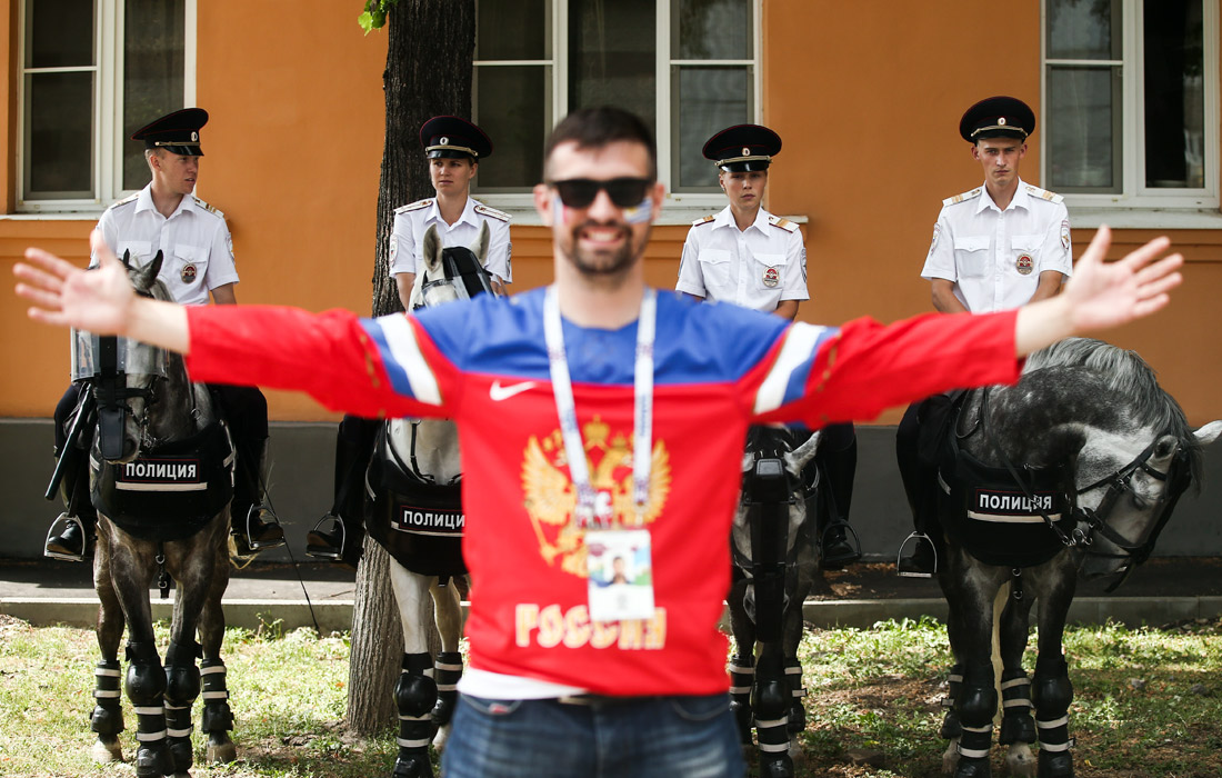 Болельщик и сотрудники конной полиции в Нижнем Новогороде