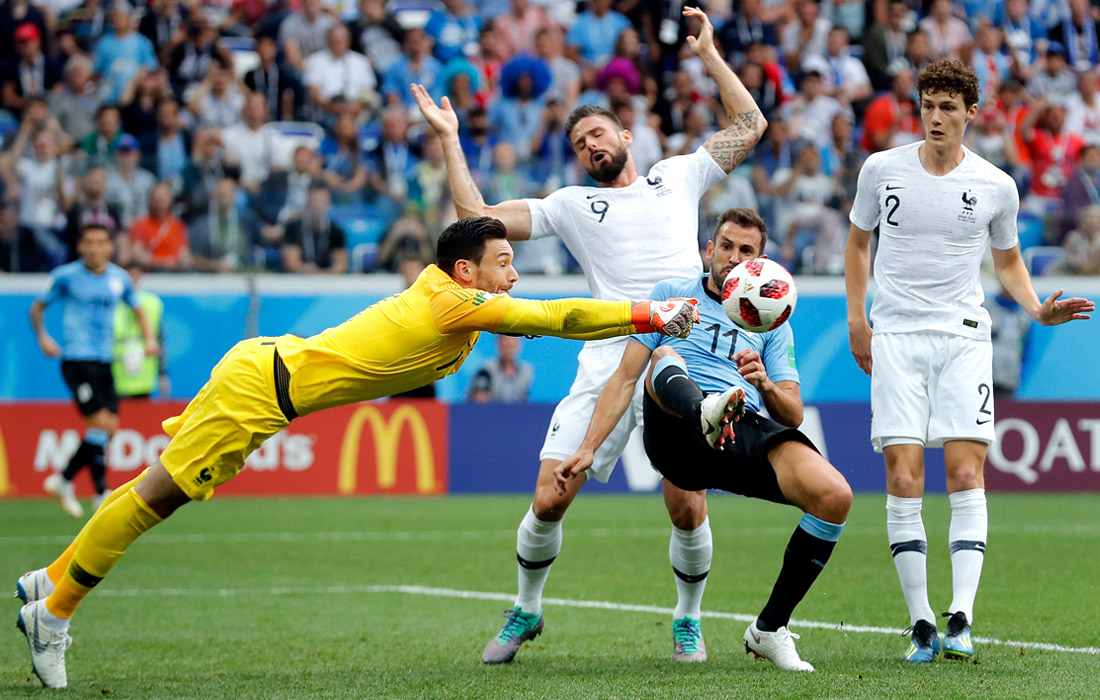 Вратарь сборной Франции Уго Льорис (слева) во время матча 1/4 финала против Уругвая (2:0)