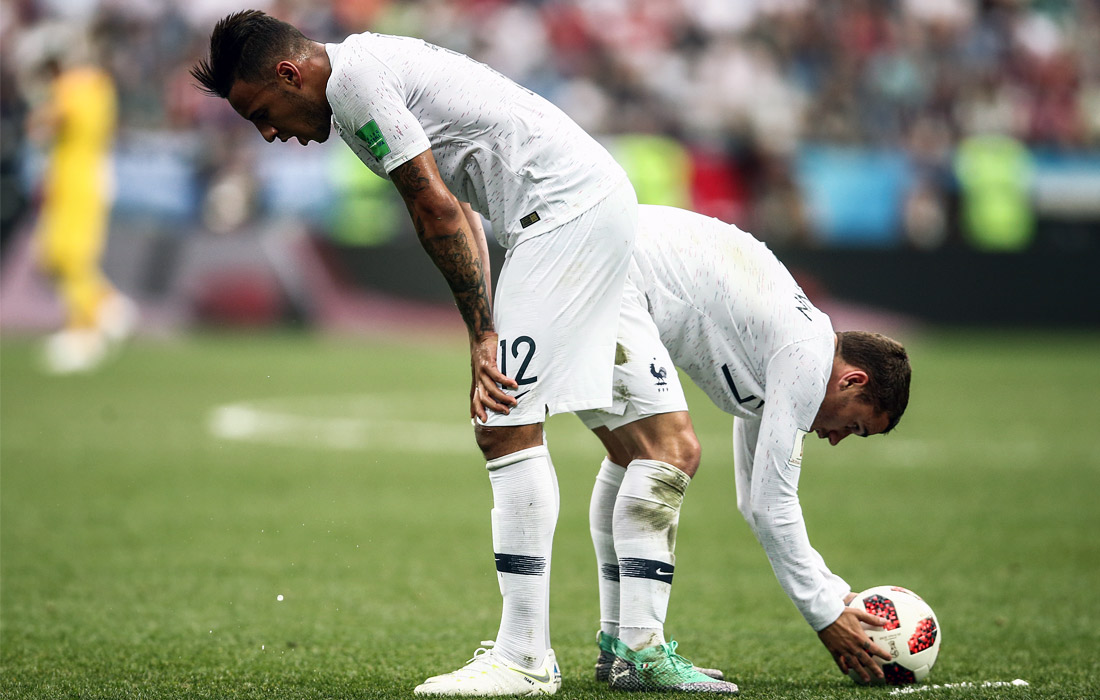 Игроки сборной Франции Корентен Толиссо и Антуан Гризманн (слева направо) в матче 1/4 финала против Уругвая (2:0)