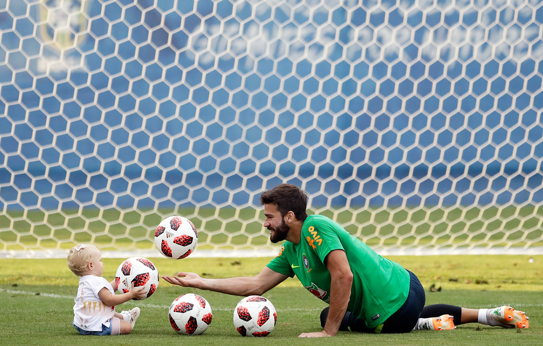 Вратарь сборной Бразилии Алисон Беккер с дочерью во время тренировки