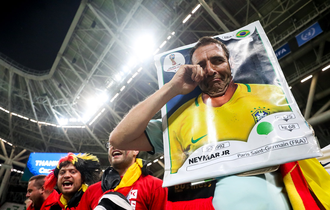 Болельщики сборной Бельгии радуются победе в матче 1/4 финала над Бразилией (2:1)